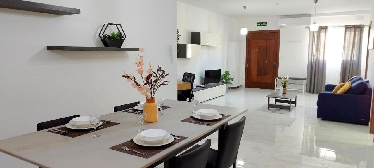 Large And Modern Apartment In The Centre Of Malta Mosta Kültér fotó